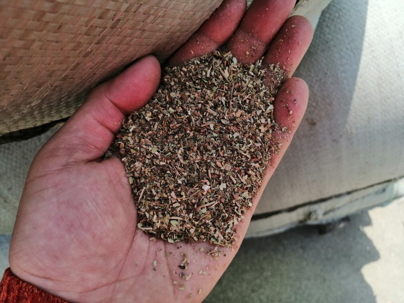 花生秧碎叶：蛋白质含量20%左右，适合所有的动物，