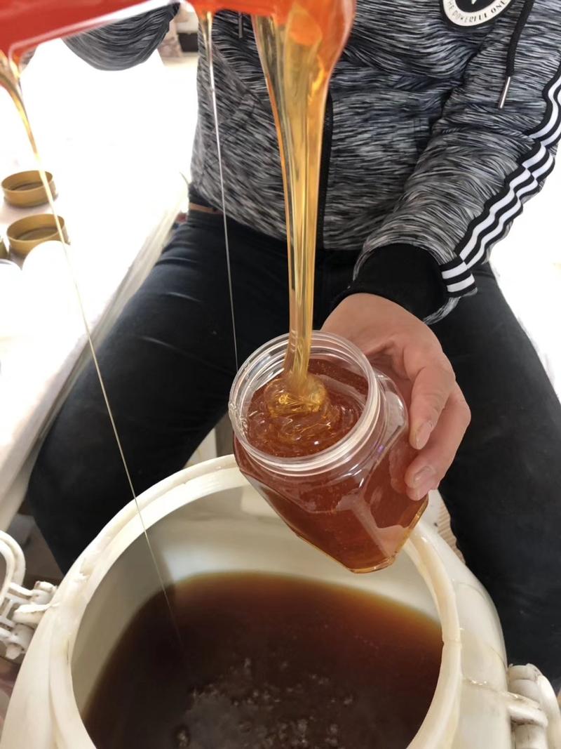枣花蜂蜜，蜜汁透明，质地粘稠，味道甜腻，略感辣喉，回味重
