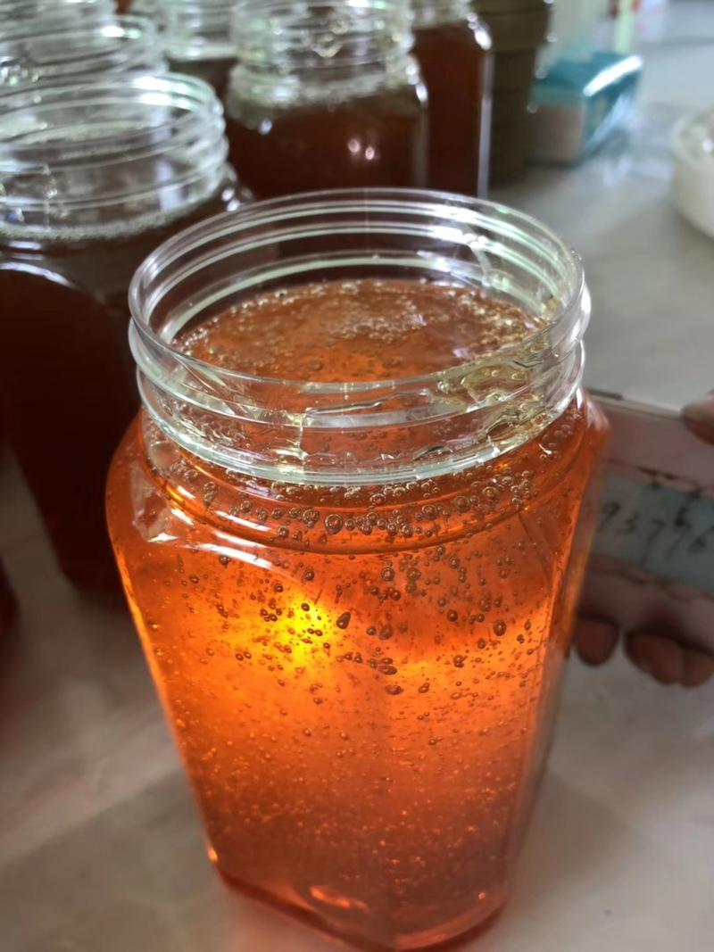 枣花蜂蜜，蜜汁透明，质地粘稠，味道甜腻，略感辣喉，回味重