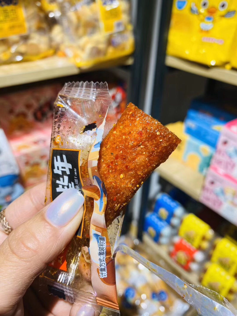 网红零食辣些年素牛尾巴辣条全国包邮一件代发