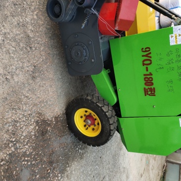 山东郓城骏腾秸秆粉碎打捆机圆捆厂家直销，