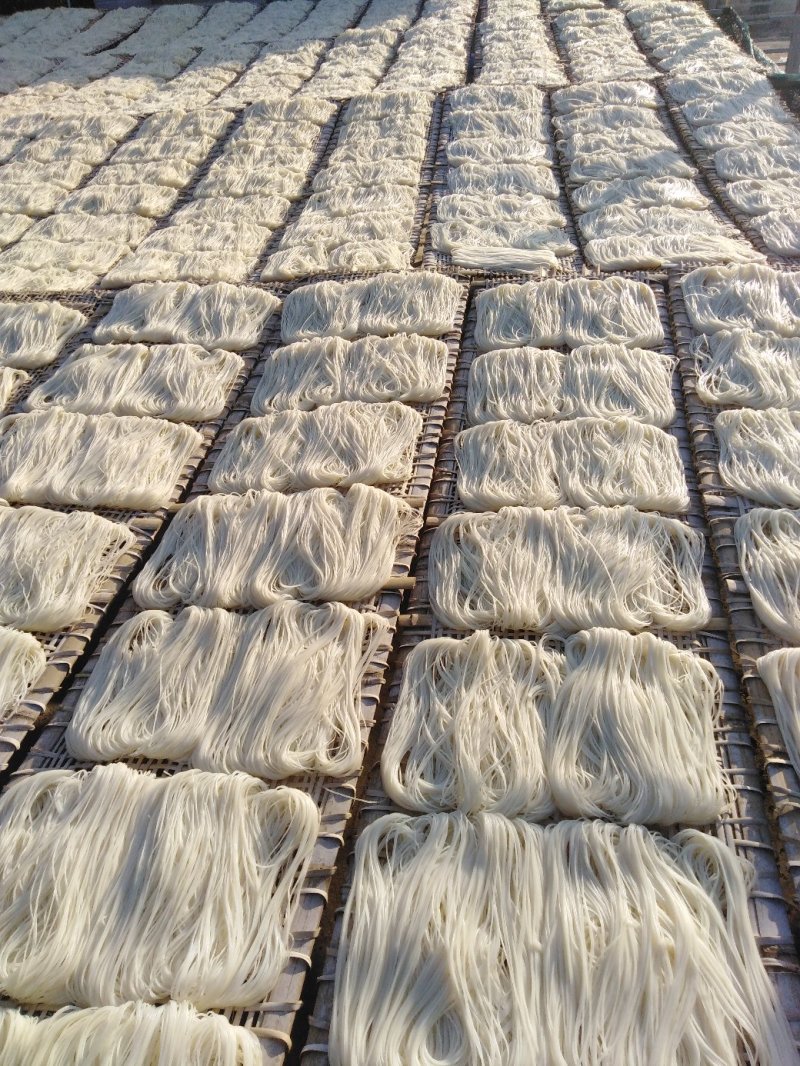 传统手工米粉，煮不糊汤，炒不断粉，韧劲爽口。