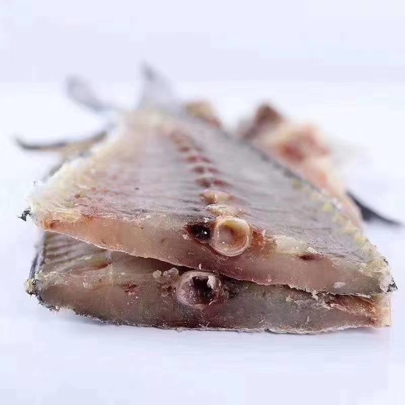 开背去内脏的刀鲅鱼，半干的质量，咸的，有盐份，各种规格