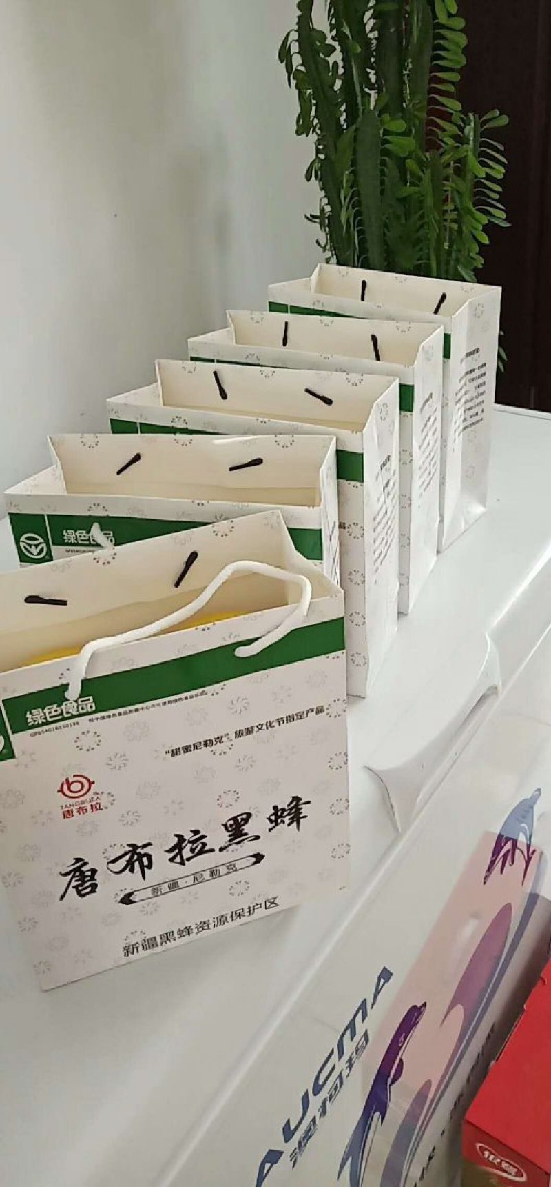 我们尼勒克唐布拉草原是黑锋原产地，是蜂蜜之乡，环境优美。