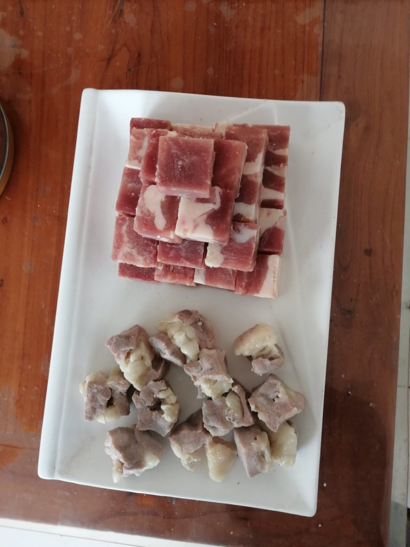 鸭肉粒不散不碎口感好，也可以根据客户需求定做加工