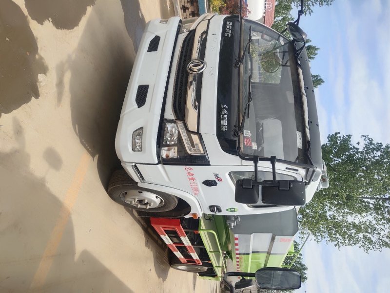 垃圾轻运车，扫路车，国六洒水车厂家现货欢迎采购