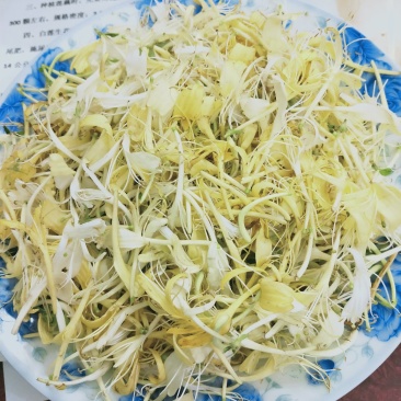 野生金银花，每人都需它。纯野生深山老林金银花。