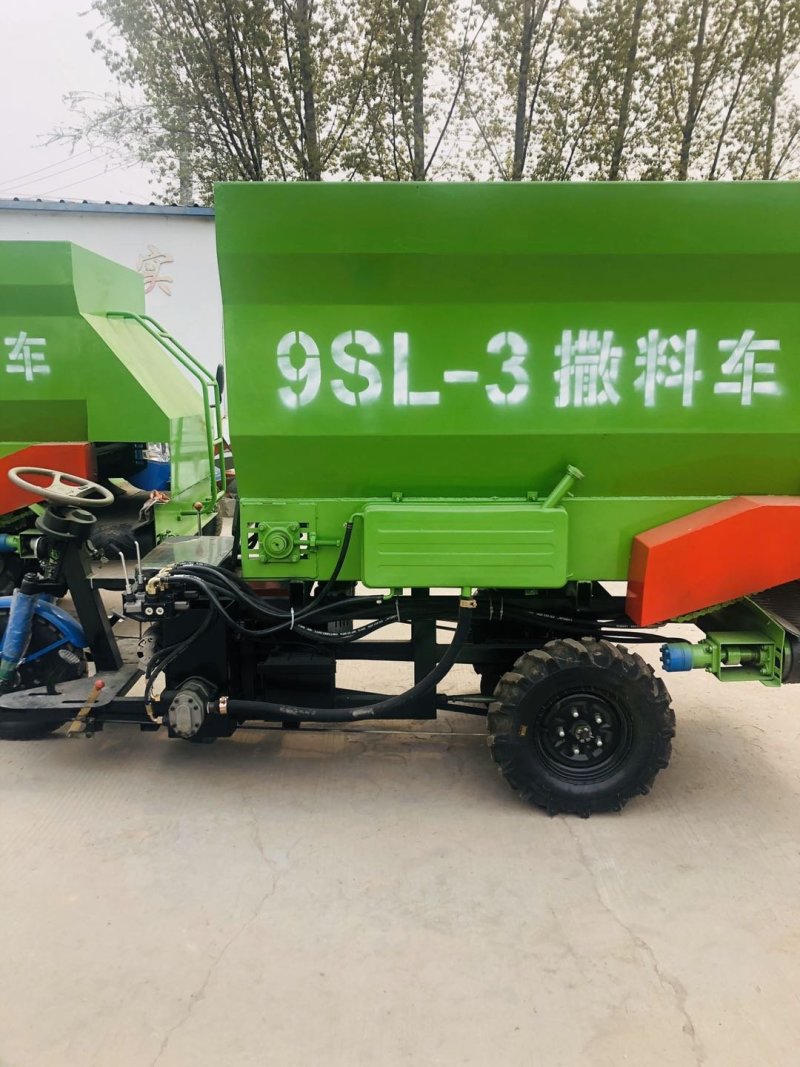 秸秆回收机撒料车现货供应特价出售