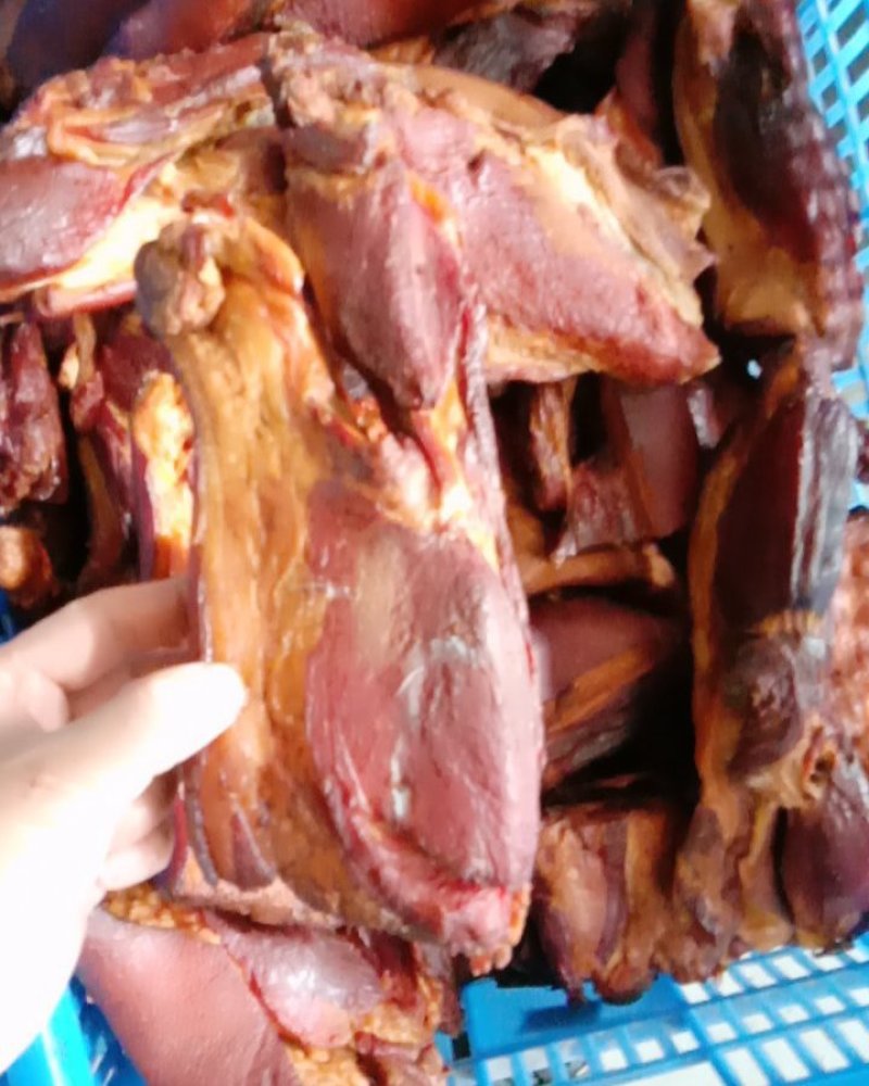柴火烟熏腊肉(有红。黑前腿腊肉。有散装的。真空包装的