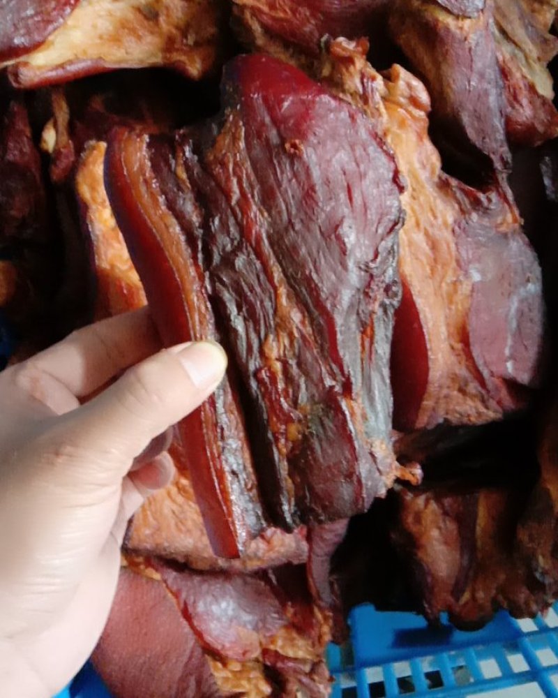 柴火烟熏腊肉(有红。黑前腿腊肉。有散装的。真空包装的