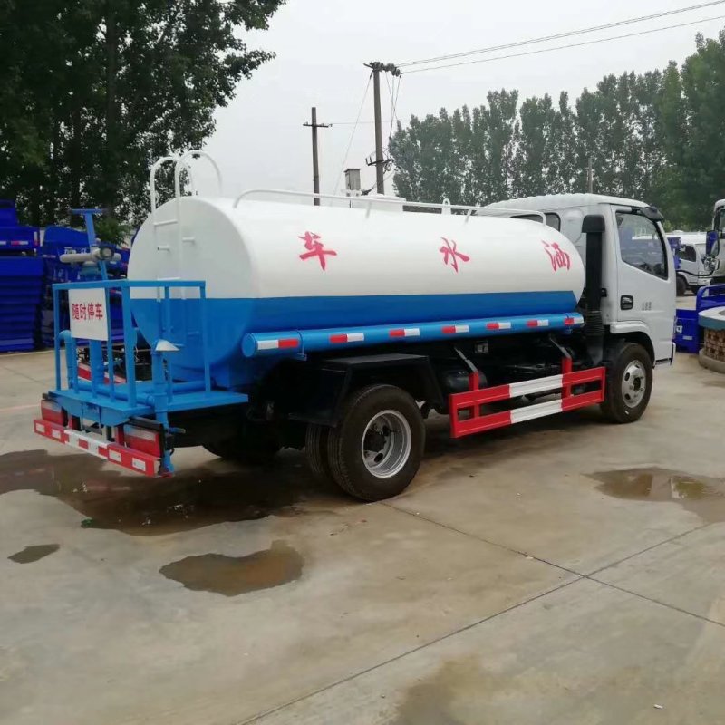 洒水车。