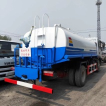 洒水车。