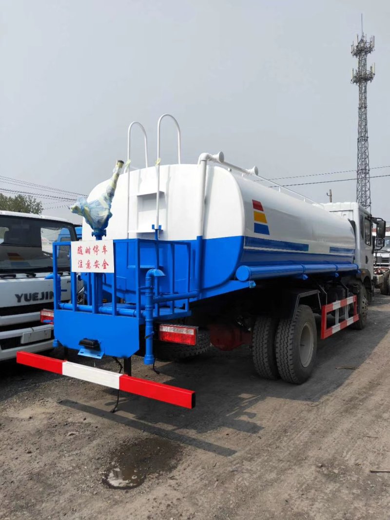 洒水车。