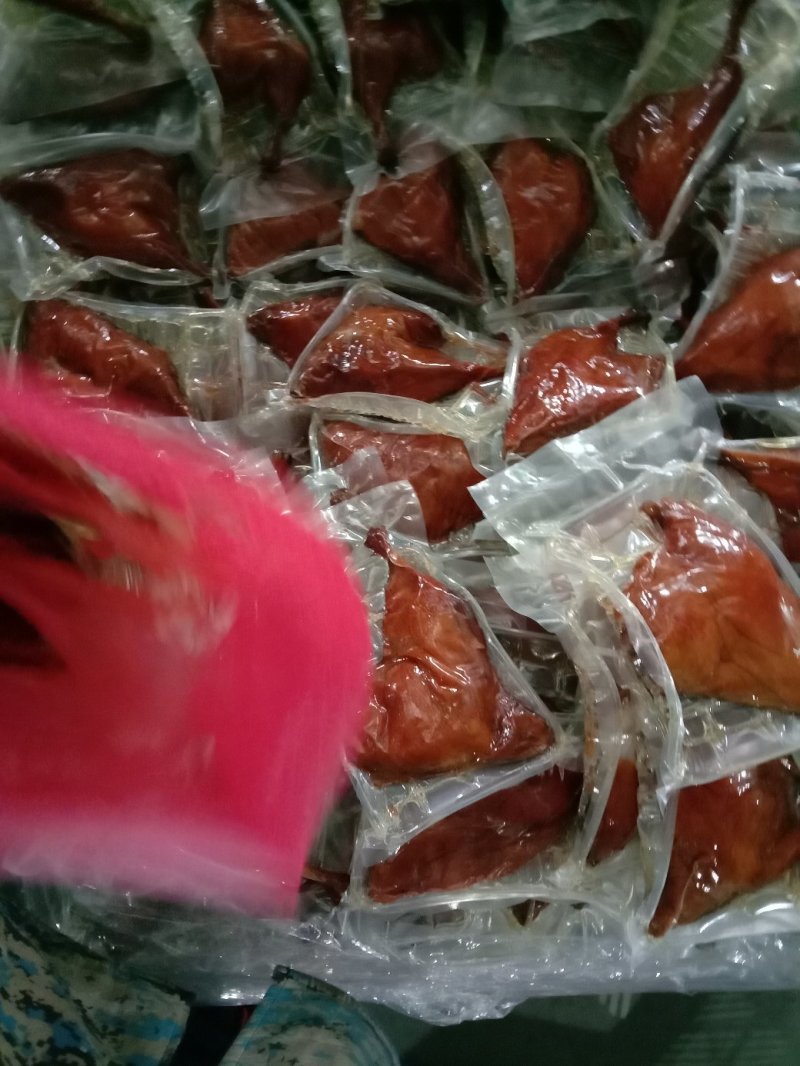 柴火烟熏腊鸭腿(厂家直供每天供货5吨鸭腿1只250G左右