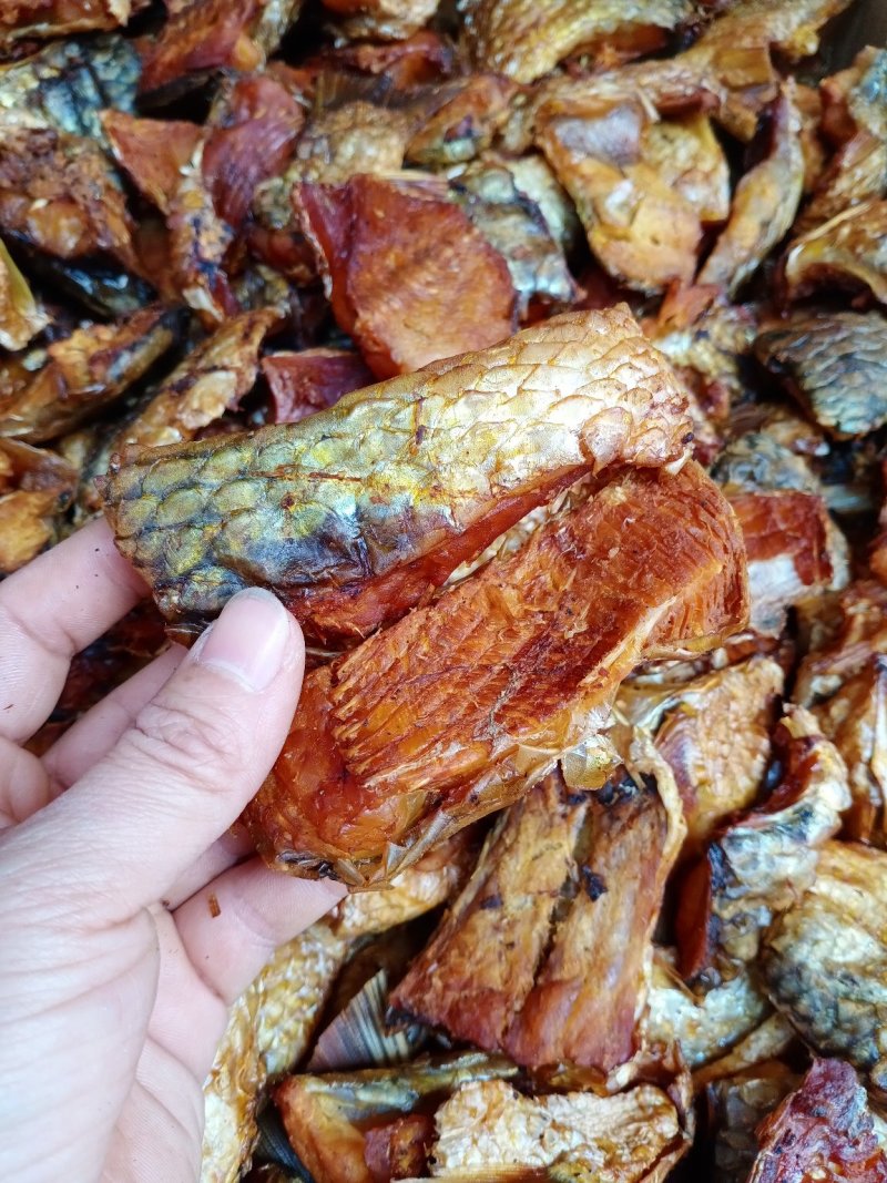 草鱼肉，鱼块，烟熏。颜色漂亮微盐，干度好，好货不碎。淡盐