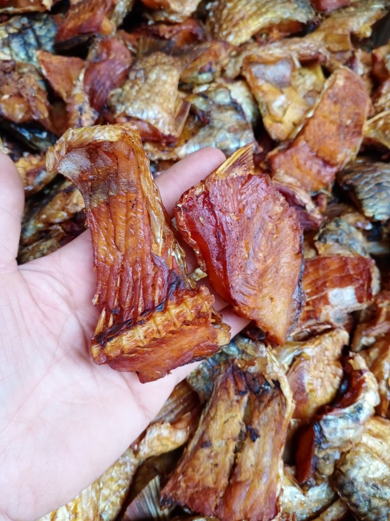 草鱼肉，鱼块，烟熏。颜色漂亮微盐，干度好，好货不碎。淡盐