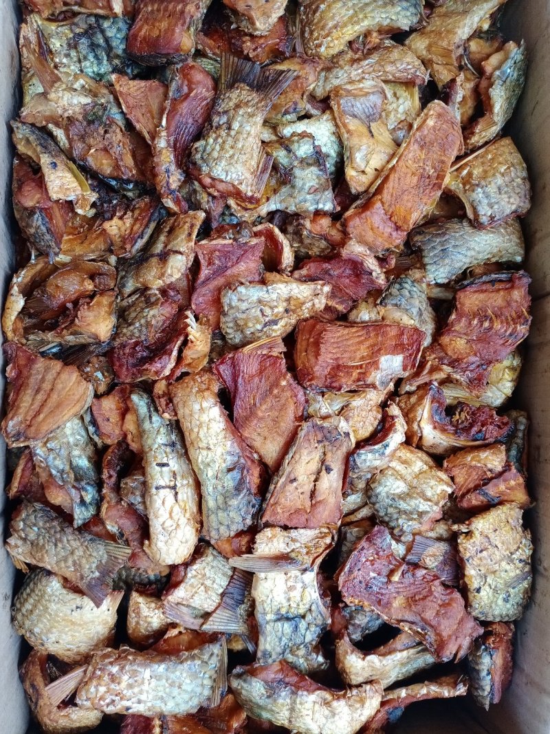 草鱼肉，鱼块，烟熏。颜色漂亮微盐，干度好，好货不碎。淡盐