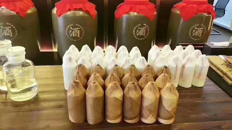 贵州省仁怀茅台镇生产酱香白酒。