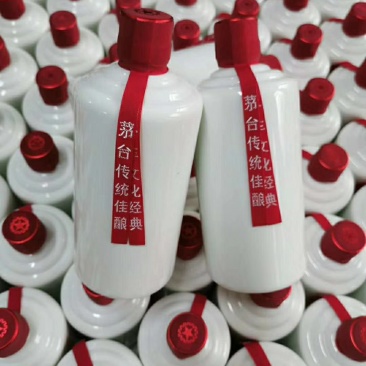 贵州省仁怀茅台酒镇酒厂生产，53°酱香型白酒。