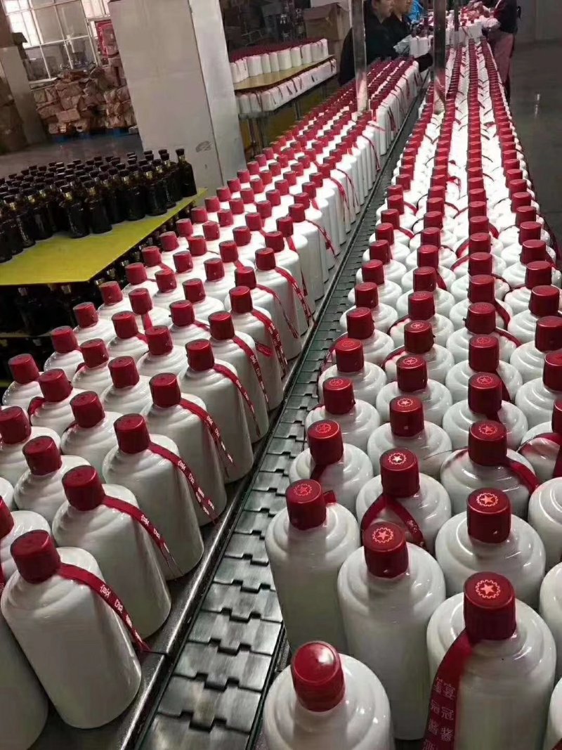 贵州省仁怀茅台酒镇酒厂生产，53°酱香型白酒。