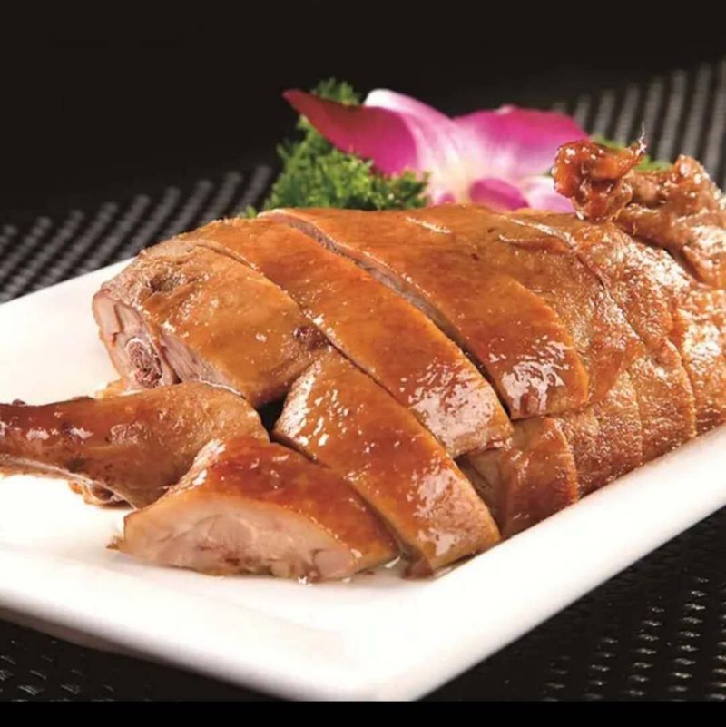 酱牛肉。酱鸭，鸡爪，猪耳朵，五香鱼，烧鸽，详细咨询微
