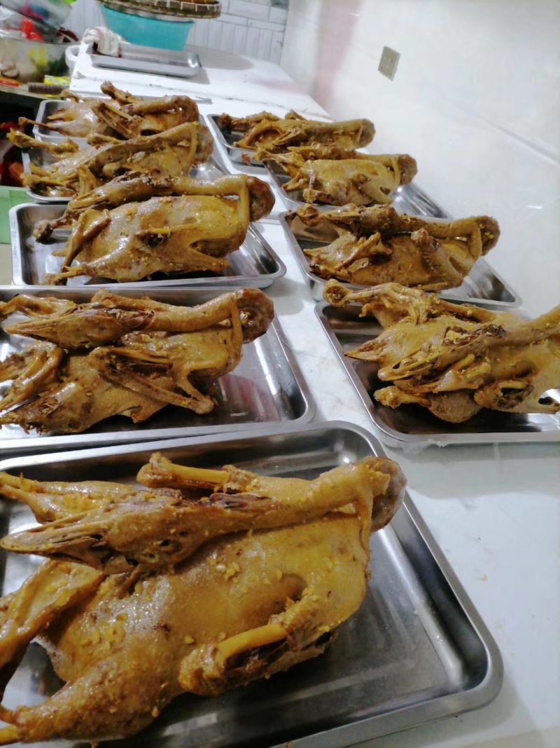 酱牛肉。酱鸭，鸡爪，猪耳朵，五香鱼，烧鸽，详细咨询微