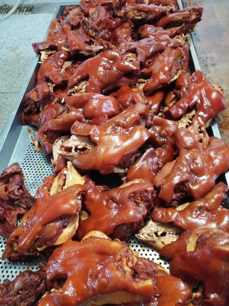 酱牛肉。酱鸭，鸡爪，猪耳朵，五香鱼，烧鸽，详细咨询微