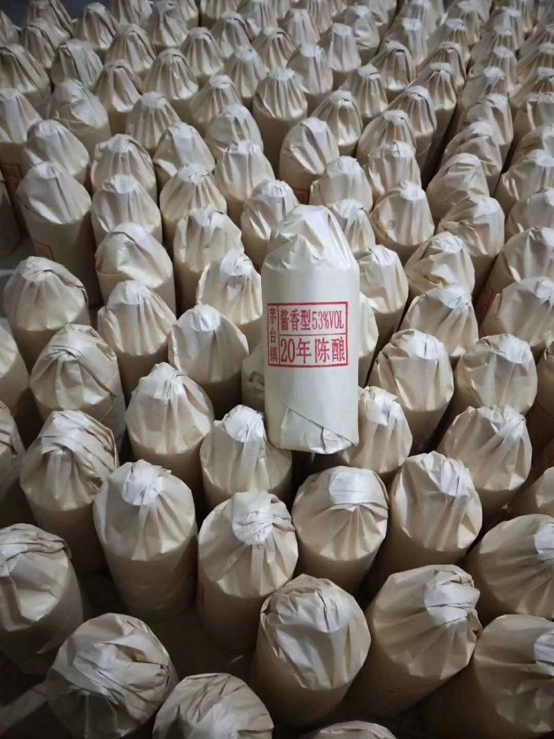 贵州省仁怀茅台酒镇酒厂生产，53°酱香型白酒。