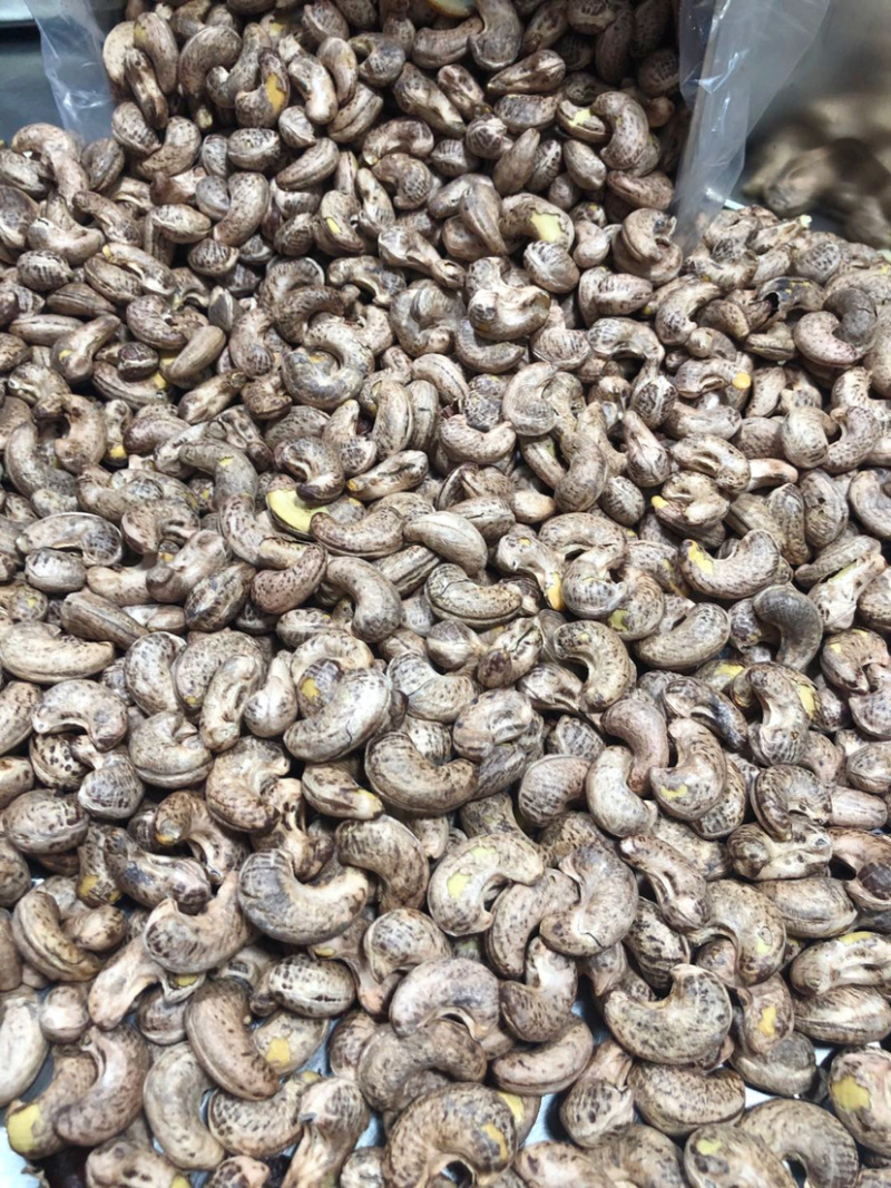 越南盐焗腰果扁盒红标68带皮炭烧腰果非油炸零食坚果