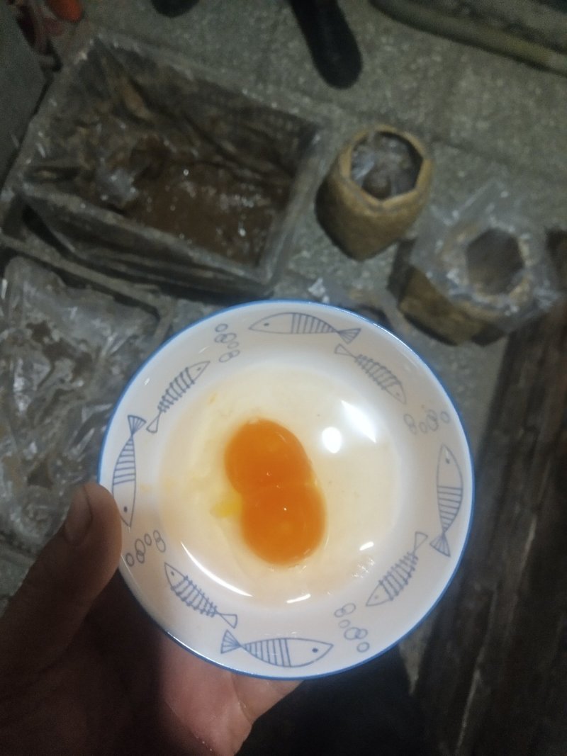 白洋淀特产芦苇小篓装的鲜鸭蛋，和泥腌咸鸭蛋