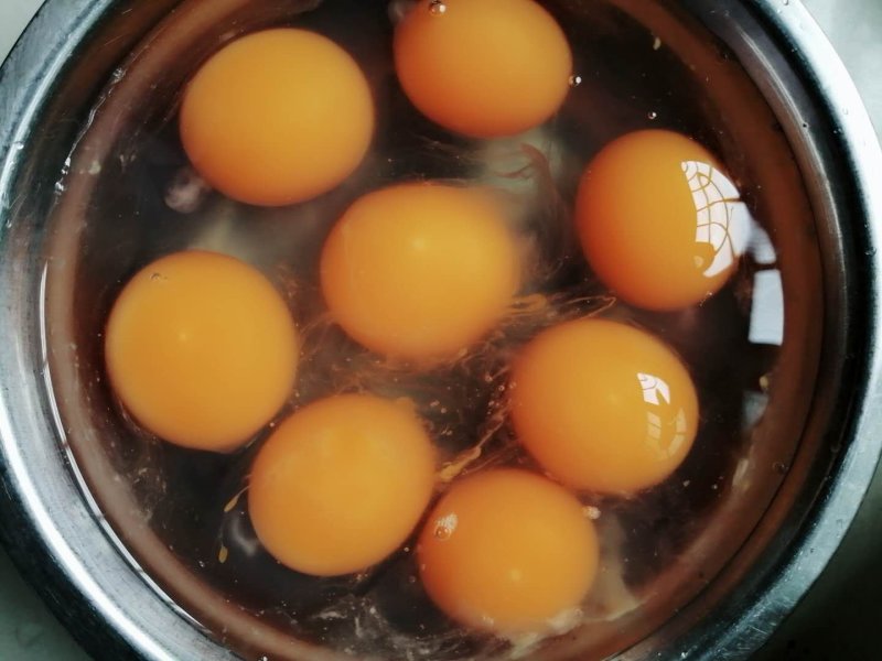 鸭子吃海鲜下的海鸭蛋，每天赶跑三公里再下蛋。