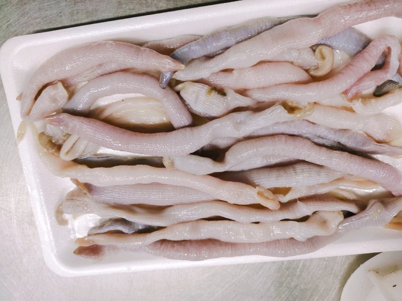 沙虫去沙去脏清洗干净托盘装坐标丹东东港海源水产