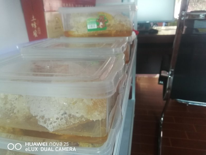 蜂巢云南自家养的蜂巢，盒装一盒一公斤