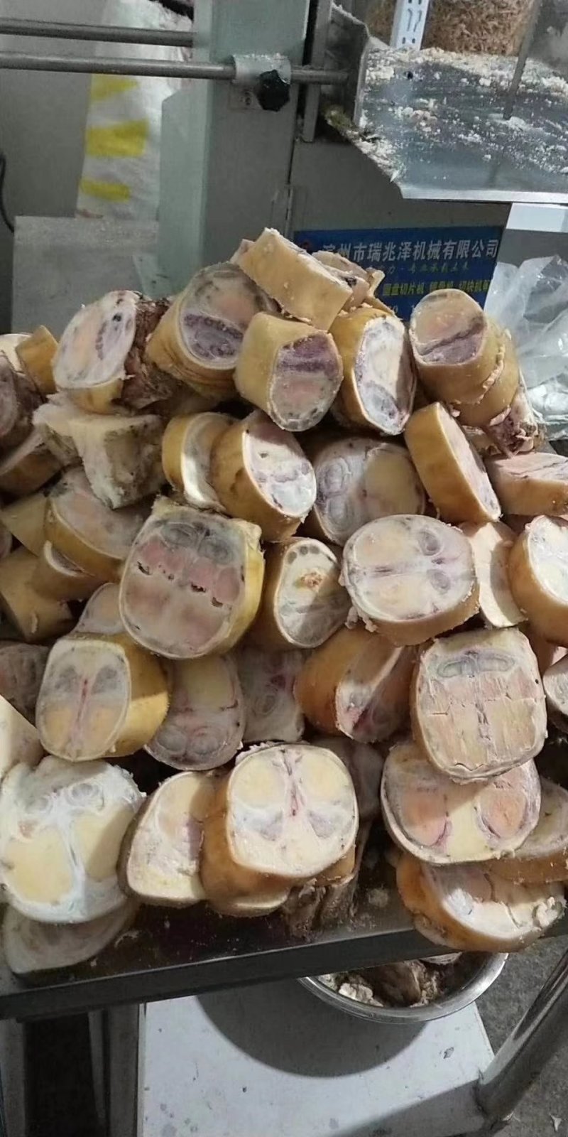 源头厂家直销，国产鲁西黄牛精品公牛火烧毛牛蹄、也可根据要巨片
