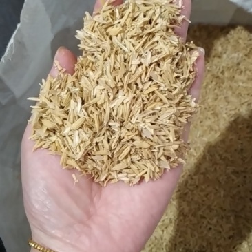 压缩稻壳，米厂直供，新鲜加工，适用于养殖垫料，饲料配兑