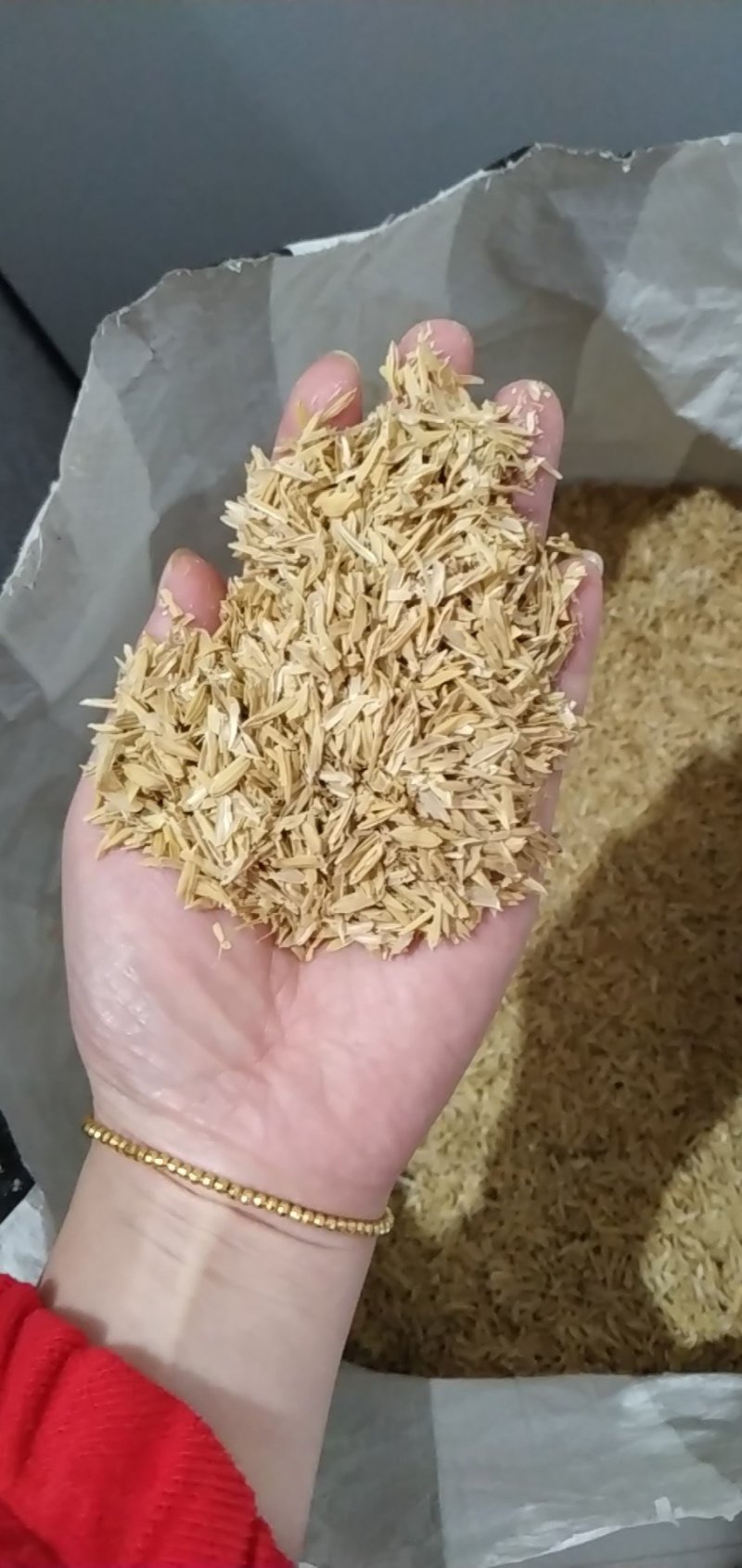 压缩稻壳，米厂直供，新鲜加工，适用于养殖垫料，饲料配兑