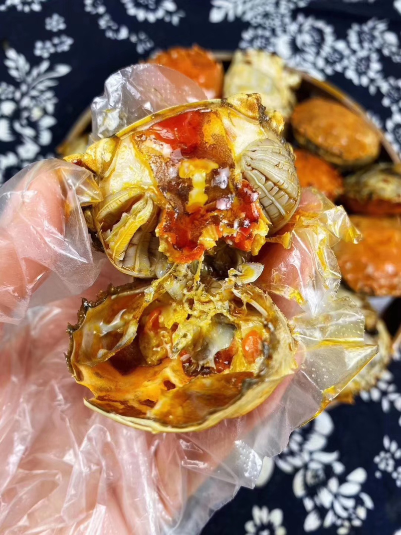 网红香辣蟹，罐装去爪小闸蟹，一件代发，350克。