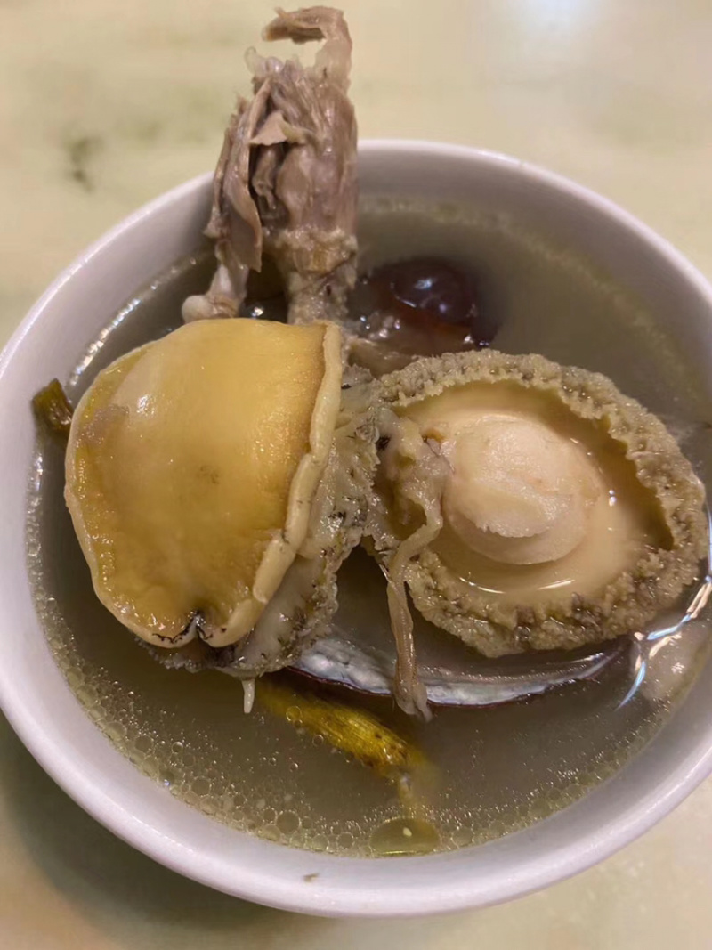 鲍鱼它的营养价值非常高，常被人们认为是山珍海味