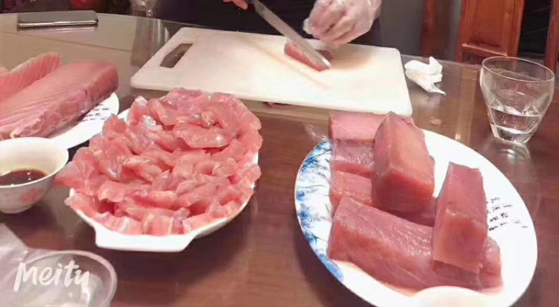 金枪鱼它的营养价值非常高，常被人们认为是山珍海味