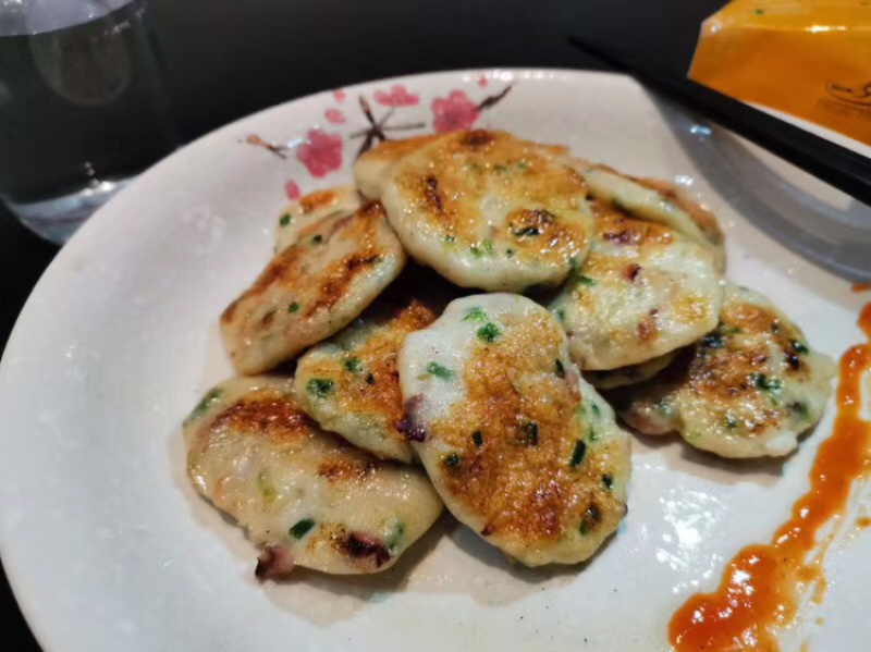 章鱼丸子新鲜出炉好吃