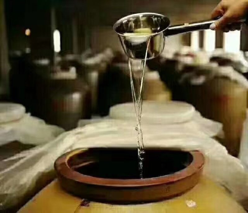 贵州省仁怀茅台酒镇酒𠂆生产53°酱香型白酒。