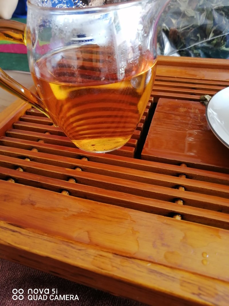 古树晒红茶