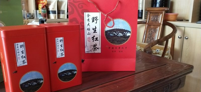 大瑶山深山的野生古树茶。生长在高海拔云雾高山。