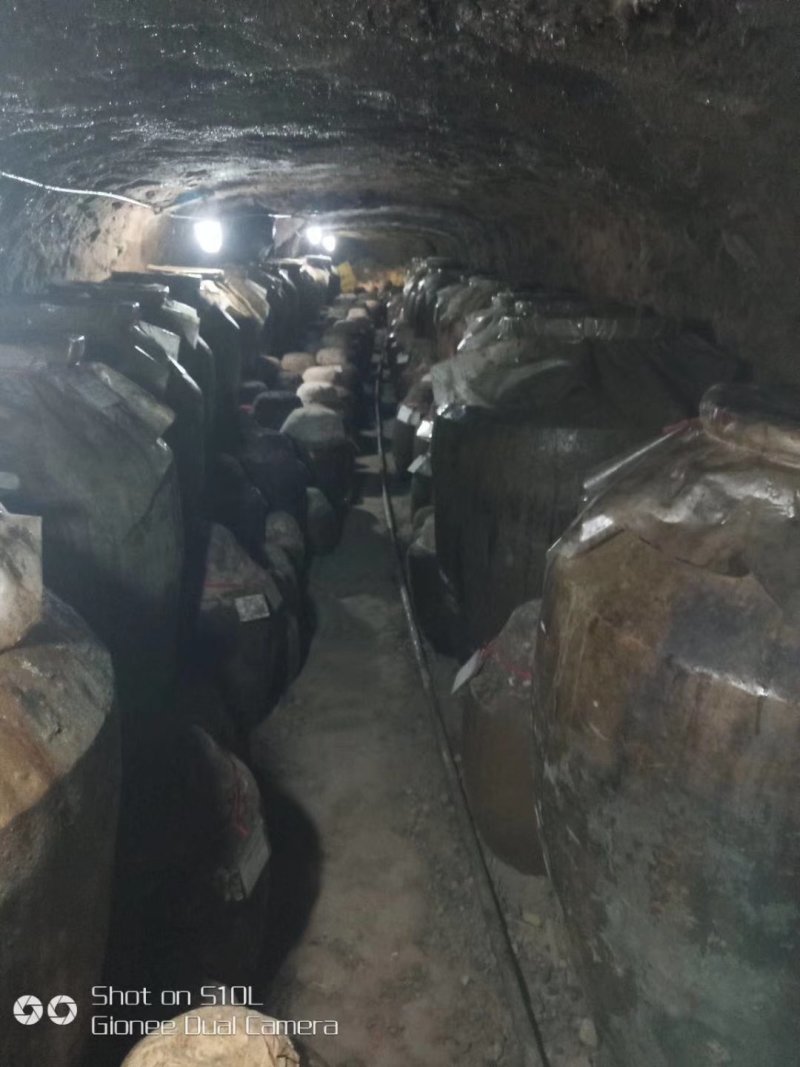 52度纯粮浓香型西眉土窖老酒，厂家直发，量大优惠
