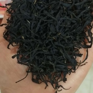 野生红茶，颜色金亮色，色泽好够香，无添加剂！半斤装一袋！