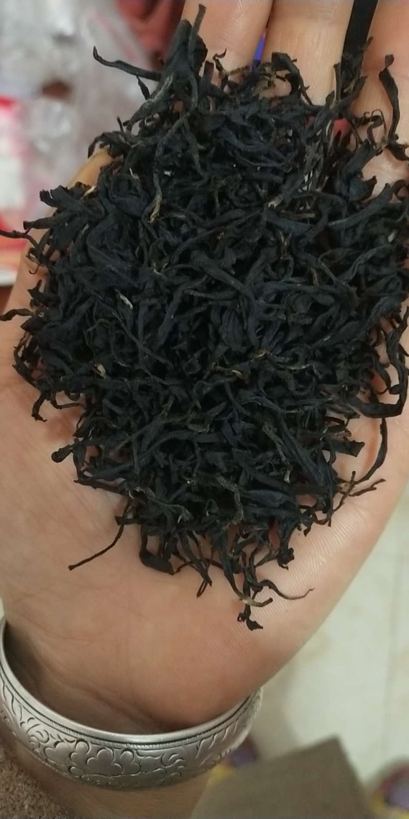 野生红茶，颜色金亮色，色泽好够香，无添加剂！半斤装一袋！