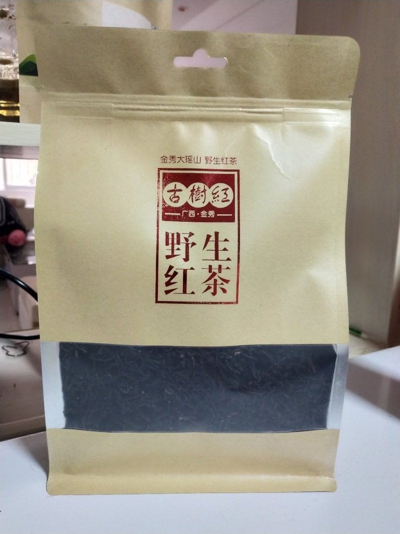 野生红茶，颜色金亮色，色泽好够香，无添加剂！半斤装一袋！