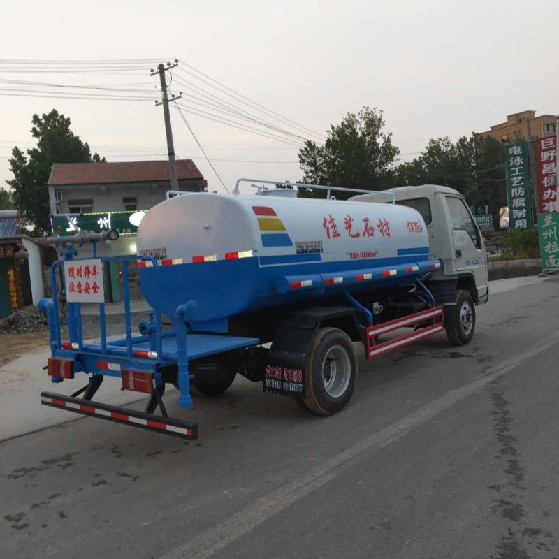 大型洒水车