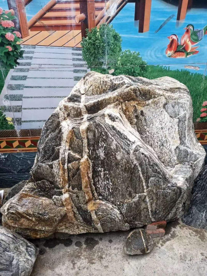 泰山景松配泰山石，造型松，迎客松，大小齐全，包安装。