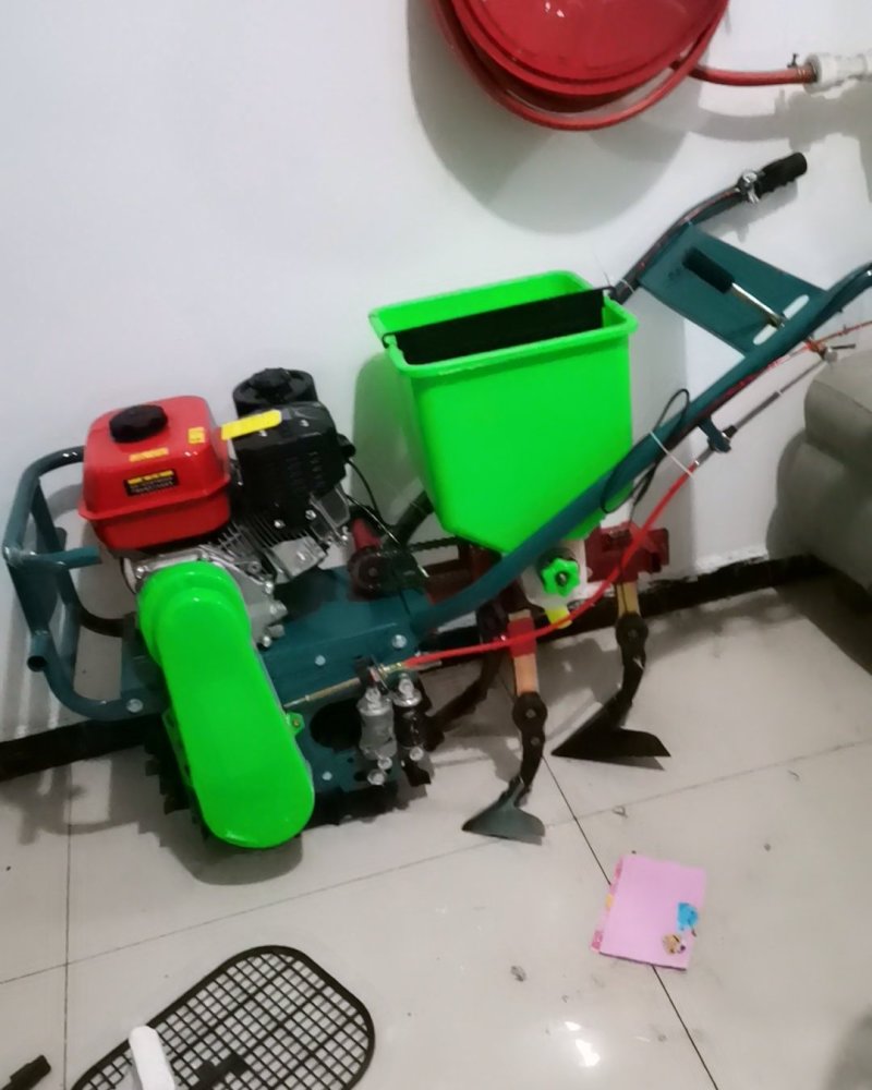 重庆耀虎汽油播种机，可以施肥除草播种。厂家直销